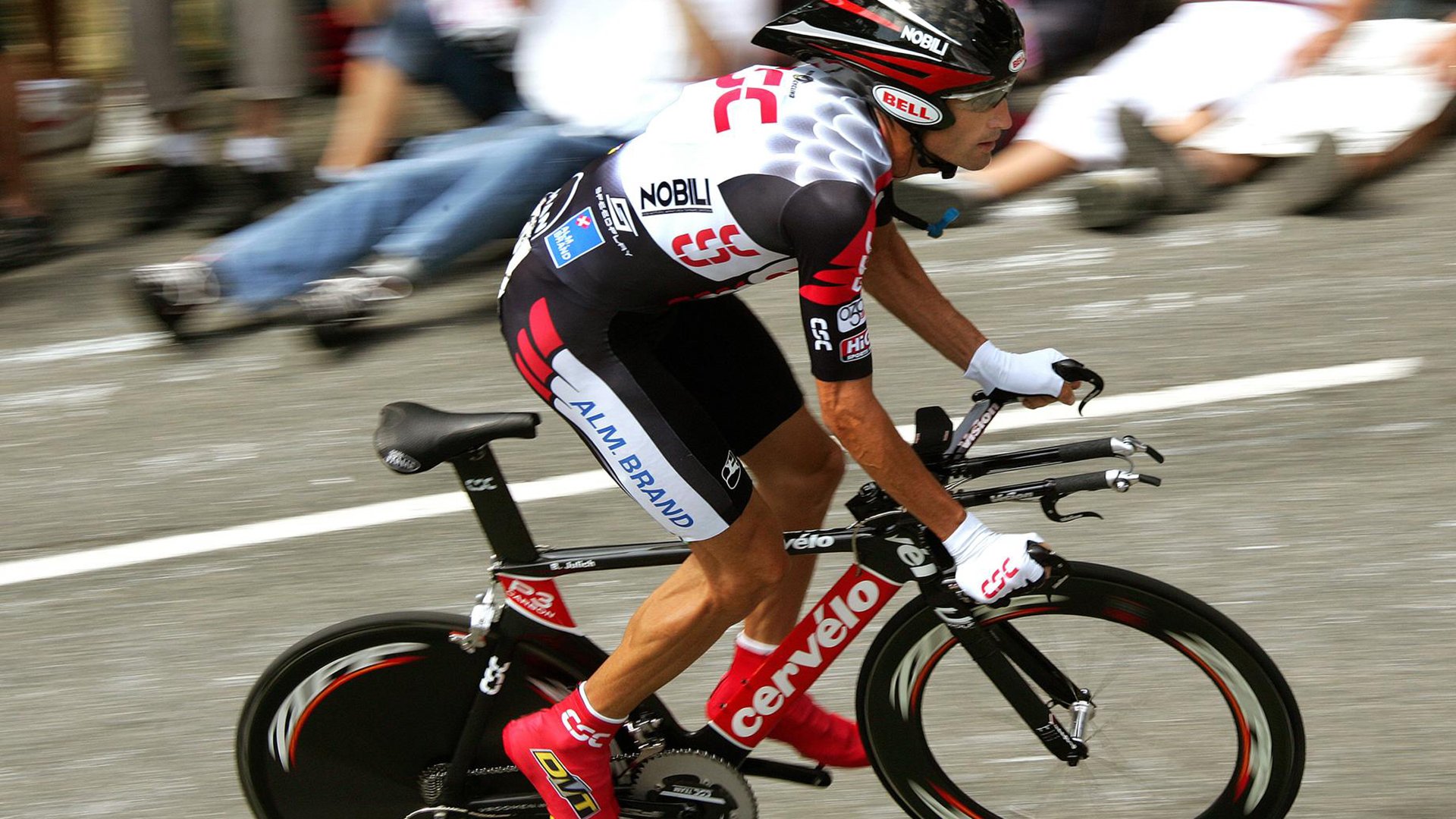 温网巅峰对决,阿尔卡拉斯逆转德约科维奇,新生代闪耀全英俱乐部